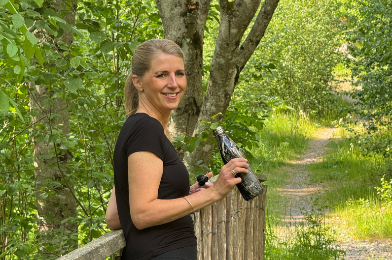 Marianne tar en pause på tur i naturen med vannflaske